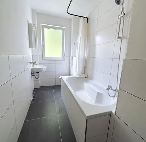 With Wifi, Kitchen And 4k Tv * Essen